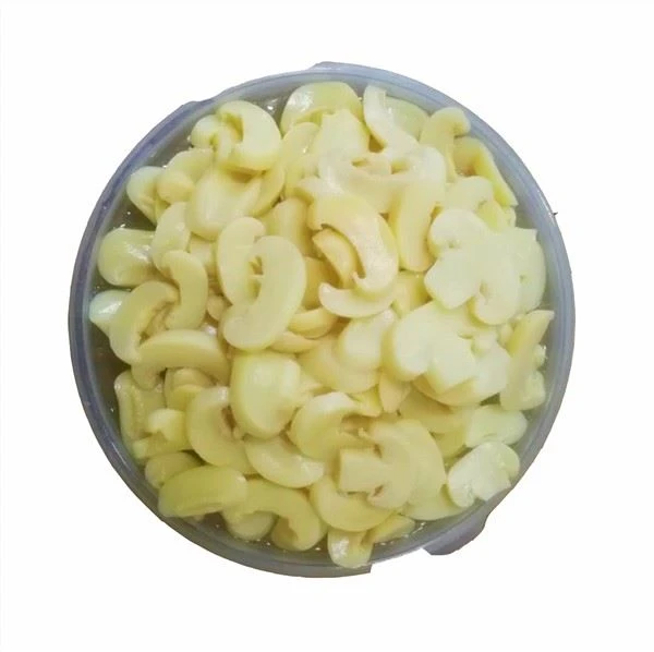 Čerstvý Agaricus ve slaném nálevu na plátky