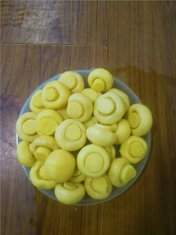 Houbové žampiony celé ve slaném nálevu